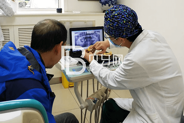 口福故事丨松牙重新固定，不受拔牙苦，6旬老人重享“舌尖上的幸福”