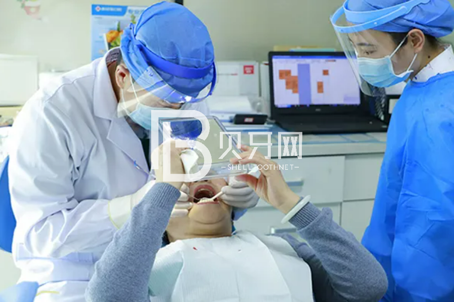 口福故事丨7旬“松牙困難戶”重新固定4顆松動(dòng)牙，想吃就吃