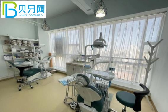 西安京華口腔可以用社?？▎?/></p>
<p>客戶 3：</p>
<p>偶然看到了西安京華口腔醫(yī)院。在網(wǎng)上查了口碑，就來(lái)了。費(fèi)用不貴，不用擔(dān)心。</p>
<p>建議小伙伴來(lái)之前先電話預(yù)約，還可以免費(fèi)拍攝。呵呵，比較人性化，可以刷社保卡。</p>
<p>來(lái)這里補(bǔ)了幾顆牙，補(bǔ)牙用的進(jìn)口納米樹脂材料確實(shí)不錯(cuò)。幾顆牙的總費(fèi)用不到1000，我很滿意。</p>
<p><img src=