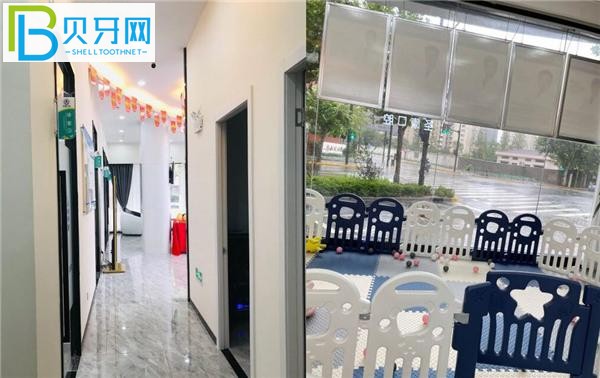 圣康口腔是正規(guī)醫(yī)院?jiǎn)?/></p>
<p>客戶 3：</p>
<p>平時(shí)刷牙很認(rèn)真，但是一照鏡子，發(fā)現(xiàn)牙齒還是黃黃的。聽朋友推薦來惠閣牙科。當(dāng)我進(jìn)入商店時(shí)，我感到非常驚訝。環(huán)境挺好的，沒記住。牙科消毒劑的刺鼻氣味。</p>
<p>規(guī)模挺大的，服務(wù)和技術(shù)都很滿意。一百多塊錢的洗牙套餐，很滿意。</p>
            <p>以上是關(guān)于<strong>揭秘上海圣康口腔輝歌門診部怎么樣，收費(fèi)標(biāo)準(zhǔn)貴嗎？</strong>的相關(guān)介紹，想要了解更多醫(yī)生，案例等內(nèi)容，歡迎在線咨詢客服哦。</p>
            <div   id="nwkbzrt"   class="content_tag">
                <div   id="neg40no"   class="content_tag_left">關(guān)鍵詞：</div>
                <div   id="nlca9zr"   class="content_tag_right">
                     
                    <a class="content_tag_right_item" href="/tag/%E5%8F%A3%E8%85%94%E6%8A%A4%E7%90%86">口腔護(hù)理</a> 
                    
                </div>
            </div>
            <p class="ask_doctor">
                <a ><img src="/static/images/dibuzx.jpg" title="" alt="在線咨詢" rel="nofollow"></a>
            </p>
            <p class="show_bianji">編輯：</p>
        </div>
        <div   id="a5zk99u"   class="fr width_fr mohutupian">
            <!--  -->
            <div   id="ilvieqd"   class="zixun_gonglue mt0 margin_l">
                <h3><i></i>牙友點(diǎn)評(píng)<a href="/list_3/" class="fr mor_l"><span>更多></span></a></h3>
                 
                <ul>
                    <li>
                        <a href="/list_3/5051.html" class="img"><img src="/static/upload/images/y20221202/z5yxgq1v4dz.jpg" alt="浙江衢州鹿鳴口腔門診怎么樣？"></a>
                        <p class="tit"><a href="/list_3/5051.html">浙江衢州鹿鳴口腔門診怎么樣？</a></p>
                        <p class="txt">浙江衢州鹿鳴口腔門診怎么樣？浙江衢州鹿鳴口腔門診是一家以提供優(yōu)質(zhì)服務(wù)為特色的口碑門診。醫(yī)院環(huán)境溫馨舒適，裝修精致，積累了很好的口碑評(píng)價(jià)。1.浙江衢州鹿鳴口腔門診···<a href="/list_3/5051.html">[詳細(xì)]</a></p>
                    </li>
                </ul>
                 
                <ul>
                    <li>
                        <a href="/list_3/5050.html" class="img"><img src="/static/upload/images/y20221202/ktg5akngtcc.jpg" alt="蘇州康橋口腔醫(yī)院電話了解詳情，想了解客戶口碑"></a>
                        <p class="tit"><a href="/list_3/5050.html">蘇州康橋口腔醫(yī)院電話了解詳情，想了解客戶口碑</a></p>
                        <p class="txt">有朋友在后臺(tái)咨詢。我想知道蘇州康橋口腔醫(yī)院的評(píng)價(jià)是否好。我還打電話了解細(xì)節(jié)。為什么這么麻煩？本文是小編探店評(píng)估記錄。如果你想了解客戶的聲譽(yù)，請(qǐng)看這里！一、蘇州康···<a href="/list_3/5050.html">[詳細(xì)]</a></p>
                    </li>
                </ul>
                 
                <ul>
                    <li>
                        <a href="/list_3/5048.html" class="img"><img src="/static/upload/images/y20221202/azgp4rwnrhk.jpg" alt="上海奉浦醫(yī)院口腔科是坑人嗎？ 看完最近的口碑評(píng)價(jià)，我明白了"></a>
                        <p class="tit"><a href="/list_3/5048.html">上海奉浦醫(yī)院口腔科是坑人嗎？ 看完最近的口碑評(píng)價(jià)，我明白了</a></p>
                        <p class="txt">上海奉浦醫(yī)院口腔科是一個(gè)合格的口腔診療科，醫(yī)生團(tuán)隊(duì)也經(jīng)過了嚴(yán)格的篩選。為所有來醫(yī)院的患者創(chuàng)造一個(gè)穩(wěn)定的醫(yī)療質(zhì)量體驗(yàn)和舒適的牙科護(hù)理環(huán)境。奉浦醫(yī)院的聲譽(yù)好嗎？上?！ぁぁ?a href="/list_3/5048.html">[詳細(xì)]</a></p>
                    </li>
                </ul>
                 
                <ul>
                    <li>
                        <a href="/list_3/5046.html" class="img"><img src="/static/upload/images/y20221202/12mld3v4pbd.jpg" alt="金華蘭溪性價(jià)比高的牙科有哪些？金華卓奧口腔怎么樣？"></a>
                        <p class="tit"><a href="/list_3/5046.html">金華蘭溪性價(jià)比高的牙科有哪些？金華卓奧口腔怎么樣？</a></p>
                        <p class="txt">金華哪個(gè)牙科好？蘭溪市正規(guī)實(shí)惠的牙科有哪些？經(jīng)過小編的方便評(píng)價(jià)，我們找到了一個(gè)合格、價(jià)格實(shí)惠、口碑好的牙科。這是金華卓奧口腔。為什么推薦？請(qǐng)直接看下面的評(píng)論。金···<a href="/list_3/5046.html">[詳細(xì)]</a></p>
                    </li>
                </ul>
                 
                <ul>
                    <li>
                        <a href="/list_3/5044.html" class="img"><img src="/static/upload/images/y20221202/jqf2x1lt3e5.jpg" alt="杭州富陽金鉑利口怎么樣？口碑好嗎？市民說正規(guī)便宜好。"></a>
                        <p class="tit"><a href="/list_3/5044.html">杭州富陽金鉑利口怎么樣？口碑好嗎？市民說正規(guī)便宜好。</a></p>
                        <p class="txt">杭州還有很多大大小小的口腔醫(yī)院和診所，那么杭州哪個(gè)牙科比較好呢？杭州富陽金白金口腔怎么樣？口碑好嗎？根據(jù)當(dāng)?shù)厥忻竦姆答?，醫(yī)院正規(guī)可靠的牙科技術(shù)還可以，收費(fèi)價(jià)格合···<a href="/list_3/5044.html">[詳細(xì)]</a></p>
                    </li>
                </ul>
                
            </div>
        </div>
    </div>
</div>
<div   id="4zmbles"   class="list_kecheng layout">
    <h3 class="rem_title" style="width: 100%;">相關(guān)推薦</h3>
    <div   id="gyaywre"   class="rem_box">
         
        <div   id="qsrfemo"   class="rem_item">
            <a href="/list_3/5051.html">浙江衢州鹿鳴口腔門診怎么樣？</a>
        </div>
         
        <div   id="marxord"   class="rem_item">
            <a href="/list_3/5050.html">蘇州康橋口腔醫(yī)院電話了解詳情，想了解客戶口碑</a>
        </div>
         
        <div   id="nisjdrd"   class="rem_item">
            <a href="/list_3/5048.html">上海奉浦醫(yī)院口腔科是坑人嗎？ 看完最近的口碑評(píng)價(jià)，我明白了</a>
        </div>
         
        <div   id="uihvxmw"   class="rem_item">
            <a href="/list_3/5046.html">金華蘭溪性價(jià)比高的牙科有哪些？金華卓奧口腔怎么樣？</a>
        </div>
         
        <div   id="bnlzqhi"   class="rem_item">
            <a href="/list_3/5044.html">杭州富陽金鉑利口怎么樣？口碑好嗎？市民說正規(guī)便宜好。</a>
        </div>
         
        <div   id="wmf5rar"   class="rem_item">
            <a href="/list_3/5042.html">吉林愛牙口腔門診部好嗎？我們來看看口碑如何附地址。</a>
        </div>
         
        <div   id="5p9wkmo"   class="rem_item">
            <a href="/list_3/5039.html">長沙優(yōu)仕口腔好嗎？患者的口碑評(píng)價(jià)如何？</a>
        </div>
         
        <div   id="4esj9m4"   class="rem_item">
            <a href="/list_3/5037.html">南通美奧口腔門診怎么樣？正式嗎？附門診時(shí)間和地址</a>
        </div>
        
    </div>
</div>
<footer>
            <div   id="0akagcg"   class="footer">
                <div   id="gtxctvw"   class="layout clearfix">
                    <img src="/static/images/tmlogo.png" class="fl footer_logo" width="185" style="height:auto">
                    <ul class="fl">
                        <li id="krfsxvx"    class="footer_nav">
                            
                            <a href="/news_1091/" title="口腔醫(yī)院排名" target="_blank">口腔醫(yī)院排名</a>
                            
                            
                            <a href="/news_1100/" title="口腔醫(yī)院價(jià)格" target="_blank">口腔醫(yī)院價(jià)格</a>
                            
                            
                            <a href="/pages_21/" rel="nofollow">關(guān)于我們</a>
                            
                            <a href="/pages_22/" rel="nofollow">聯(lián)系我們</a>
                            
                            <a href="/index.php/sitemap.xml" target="_blank">網(wǎng)站地圖</a>
                            
                            <a href="/pages_23/" rel="nofollow">版權(quán)申明</a>
                            
                            <div   id="s0ktojz"   class="ba_398">
                                <a  target="_blank" rel="nofollow">網(wǎng)站備案號(hào)：京ICP備2022003338號(hào)-1</a>
                            </div>
                        </li>
                        <li>免責(zé)聲明：本網(wǎng)站部分內(nèi)容來源于公眾平臺(tái)及網(wǎng)絡(luò)，如有侵犯版權(quán)請(qǐng)聯(lián)系我們</li>
                    </ul>
                    <p class="footer_weixin fl">
                        <span>手機(jī)版</span>
                        <img src="/static/upload/image/20220213/1644733911763517.png" class="Wx_img" alt="">
                    </p>
                </div>
            </div>
        </footer>
        
        
	
<!--
<style>
img:after{
    content: 