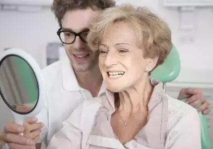 老年人種植牙的利弊？北京京一口腔正規(guī)嗎？