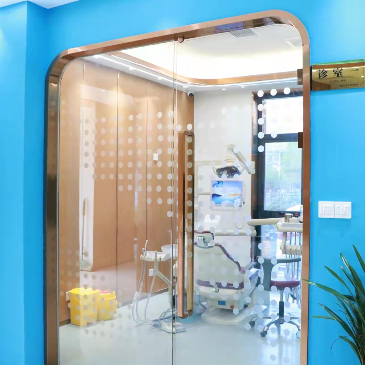 合肥一顆牙齒種植多少錢！阜陽(yáng)潔康口腔(潁州南路門診部)2023全新種牙價(jià)目表，德國(guó)icx種植牙：6036元起/顆！